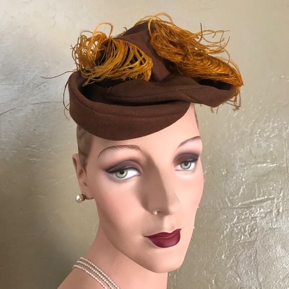 CAPTIVATING 1930s TAN FELT TILT HAT WITH GOLD FEATHERS & TWO RHINESTONE JEWELS